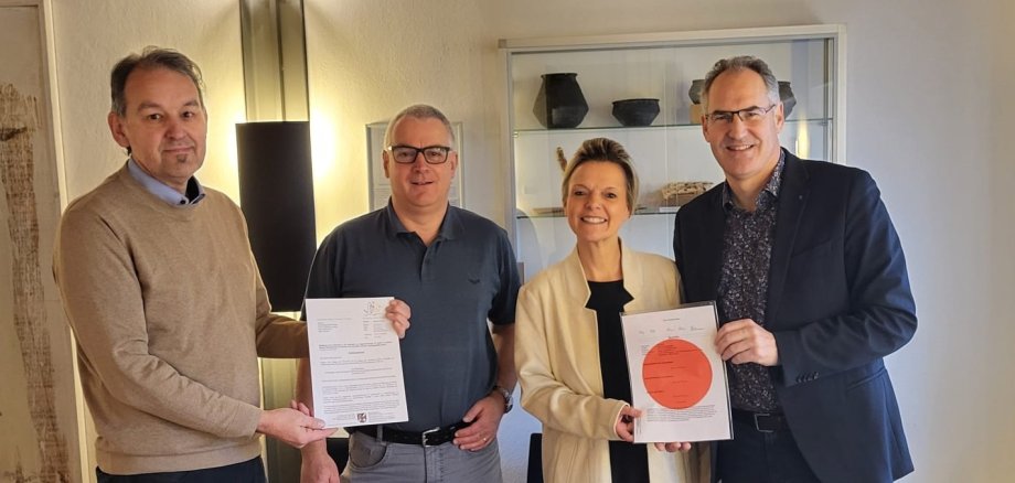 Erster Kreisbeigeordneter Georg Kern, Christian Sommer, Bürgermeister der Verbandsgemeinde Herxheim, Insheims Ortsbürgermeisterin Tanja Treiling und Landrat Dietmar Seefeldt bei der Übergabe.