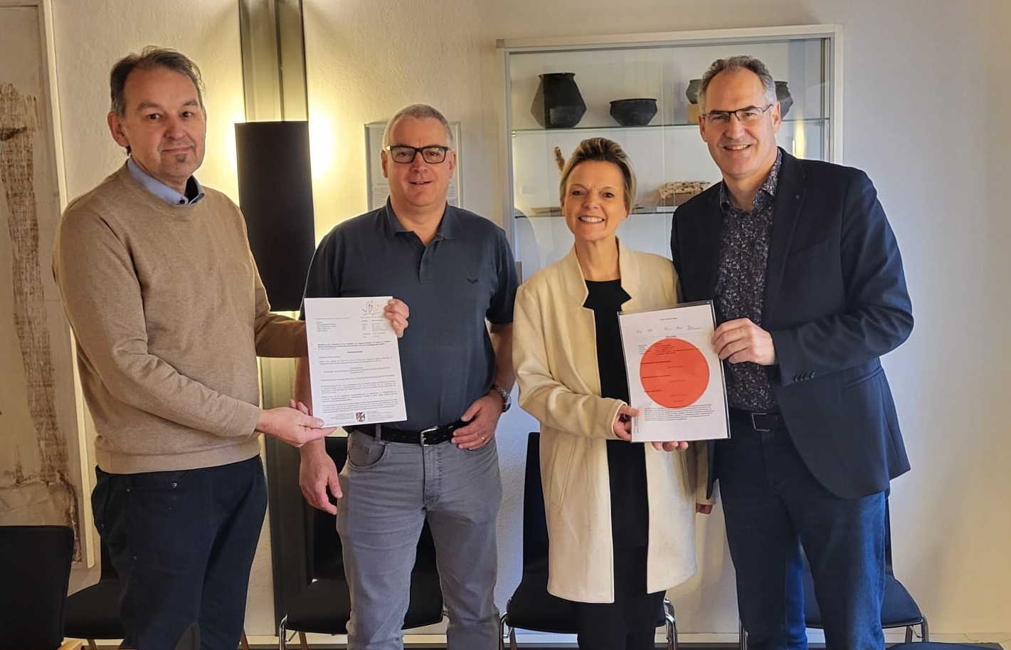 Erster Kreisbeigeordneter Georg Kern, Christian Sommer, Bürgermeister der Verbandsgemeinde Herxheim, Insheims Ortsbürgermeisterin Tanja Treiling und Landrat Dietmar Seefeldt bei der Übergabe.